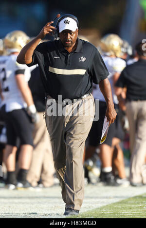 Oct 8, 2011 ; Stanford CA, USA, Colorado Buffaloes entraîneur en chef Jon Embree sur la touche contre le Stanford Cardinal au cours du deuxième trimestre à la Stanford Stadium. Banque D'Images