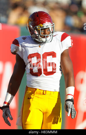 Oct 13, 2011 ; San Francisco, CA, USA ; Southern California Trojans tight end Xavier Grimble (86) se réchauffe avant le match contre les California Golden Bears à AT&T Park. Le sud de la Californie La Californie défait 30-9. Banque D'Images