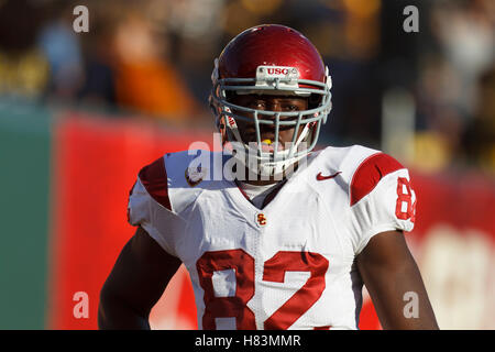 13 octobre 2011 ; San Francisco CA, USA ; Southern California Trojans Tight End Randall Telfer (82) se réchauffe avant le match contre les Golden Bears de Californie à AT&T Park. La Californie du Sud bat la Californie 30-9. Banque D'Images