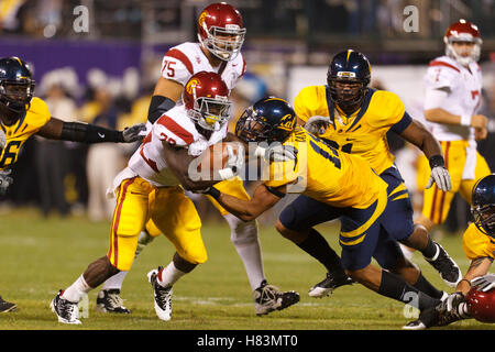 Oct 13, 2011 ; San Francisco, CA, USA ; Southern California Trojans d'utiliser de nouveau Curtis McNeal (22) casse un plaquage de California Golden Bears arrière défensif Sean Cattouse (11) au cours du deuxième trimestre à AT&T Park. Le sud de la Californie défait Californ Banque D'Images