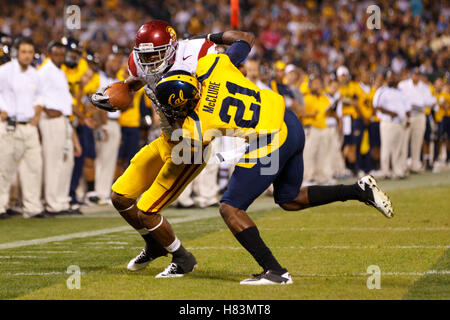 Oct 13, 2011 ; San Francisco, CA, USA ; Southern California Trojans receveur Robert Woods (retour) est abordé par California Golden Bears arrière défensif Stefan McClure (21) au cours du deuxième trimestre à AT&T Park. Banque D'Images