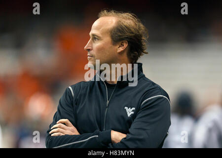 Oct 21, 2011 ; Syracuse NY, USA ; West Virginia Mountaineers Dana entraîneur-chef Holgorsen montres son équipe réchauffer avant le match contre l'Orange de Syracuse à l'Carrier Dome. Banque D'Images
