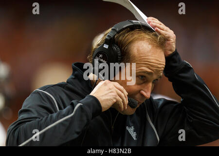Oct 21, 2011 ; Syracuse NY, USA ; West Virginia Mountaineers Dana entraîneur-chef Holgorsen ajuste son casque sur la touche contre l'Orange de Syracuse au cours du deuxième trimestre à la Carrier Dome. Syracuse défait la West Virginia 49-23. Banque D'Images