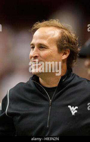 Oct 21, 2011 ; Syracuse NY, USA ; West Virginia Mountaineers Dana entraîneur-chef Holgorsen sur la touche contre l'Orange de Syracuse au cours du deuxième trimestre à la Carrier Dome. Syracuse défait la West Virginia 49-23. Banque D'Images