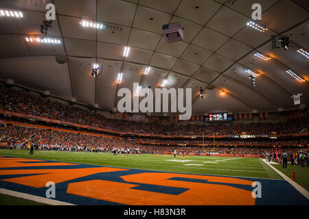 Oct 21, 2011 ; Syracuse NY, USA ; vue générale de l'intérieur du dôme de l'opérateur pendant le deuxième trimestre entre l'Orange de Syracuse et le West Virginia Mountaineers. Syracuse défait la West Virginia 49-23. Banque D'Images