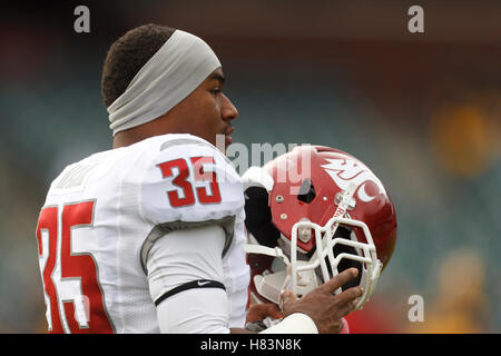 5 novembre 2011 ; San Francisco CA, États-Unis ; Washington State Cougars Running back Marcus Mason (35) sur la touche avant le match contre les Golden Bears de Californie à AT&T Park. La Californie bat l'État de Washington 30-7. Banque D'Images