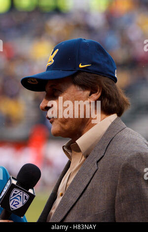 Nov 5, 2011 ; San Francisco, CA, USA, 2001 ; ancien manager Tony LaRussa en marge au cours du deuxième trimestre entre la Californie et les Golden Bears de l'État de Washington, les couguars à AT&T Park. La Californie a défait l'État de Washington 30-7. Banque D'Images