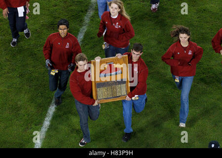 Nov 19, 2011 ; Stanford CA, USA ; la hache de Stanford est présentée sur le terrain avant le match entre le Stanford Cardinal et le California Golden Bears à Stanford Stadium. Banque D'Images