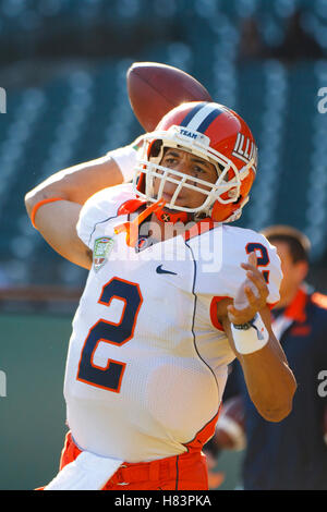 Dec 31, 2011 ; San Francisco, CA, USA ; Illinois Fighting Illini quarterback Nathan Scheelhaase (2) se réchauffe avant le match contre les Bruins de UCLA à AT&T Park. Banque D'Images