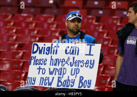 Jan 8, 2012 ; Los Angeles, CA, USA ; un ventilateur est titulaire d'un panneau pour Dwight Howard des Orlando Magic Center (12) avant le match contre les Sacramento Kings au Power Balance Pavilion. Orlando a battu Sacramento 104-97. Banque D'Images