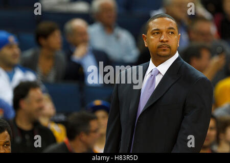 Jan 25, 2012 ; Oakland, CA, USA ; Golden State Warriors l'entraîneur-chef Mark Jackson sur la touche pendant le premier trimestre contre les Trail Blazers de Portland à l'oracle arena. Banque D'Images