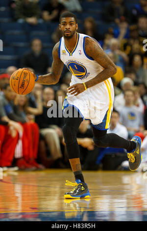 25 janvier 2012 ; Oakland, CA, États-Unis; le petit attaquant Dorell Wright des Golden State Warriors (1) dribble la balle contre les Trail Blazers de Portland au cours du premier quart-temps à l'Oracle Arena. Banque D'Images