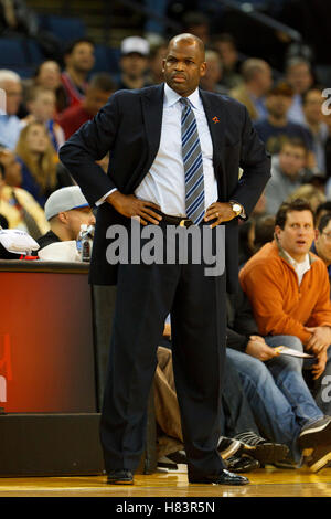 Jan 25, 2012 ; Oakland, CA, USA ; Portland Trail Blazers Head coach Nate McMillan à l'écart contre les Golden State Warriors lors du premier trimestre à l'Oracle Arena. Banque D'Images