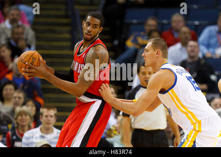 Jan 25, 2012 ; Oakland, CA, USA ; Portland Trail Blazers LaMarcus Aldridge l'ailier (12) est défendu par les Golden State Warriors center Andris Biedrins (15) au cours du premier trimestre à l'Oracle Arena. Banque D'Images