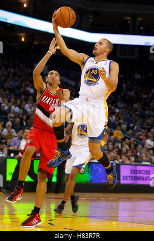 Jan 25, 2012 ; Oakland, CA, USA ; Golden State Warriors point guard Stephen Curry (30) contre les Portland Trail Blazers au cours du premier trimestre à l'Oracle Arena. Banque D'Images