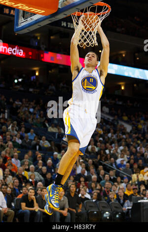 Jan 25, 2012 ; Oakland, CA, USA ; Golden State Warriors guard Klay Thompson (11) dunks contre les Portland Trail Blazers au cours du premier trimestre à l'Oracle Arena. Banque D'Images