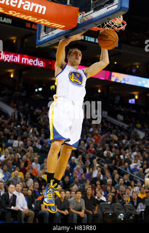 Jan 25, 2012 ; Oakland, CA, USA ; Golden State Warriors guard Klay Thompson (11) dunks contre les Portland Trail Blazers au cours du premier trimestre à l'Oracle Arena. Banque D'Images