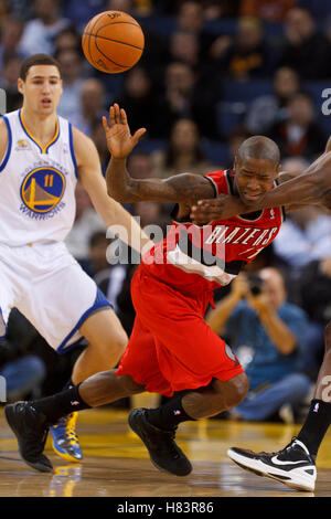 Jan 25, 2012 ; Oakland, CA, USA ; Portland Trail Blazers guard Jamal Crawford (11) perd le contrôle de la balle contre les Golden State Warriors lors du premier trimestre à l'oracle arena. Banque D'Images