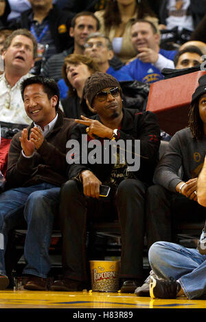 Jan 25, 2012 ; Oakland, CA, USA ; Enregistrement artiste M.C. Hammer à l'écart au cours du deuxième trimestre entre les Golden State Warriors et les Portland Trail Blazers à l'Oracle Arena. Banque D'Images