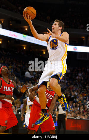 25 janvier 2012 ; Oakland, CA, États-Unis; L'attaquant David Lee (10 ans) des Golden State Warriors tire contre les Trail Blazers de Portland au deuxième quart-temps à Oracle Arena. Banque D'Images