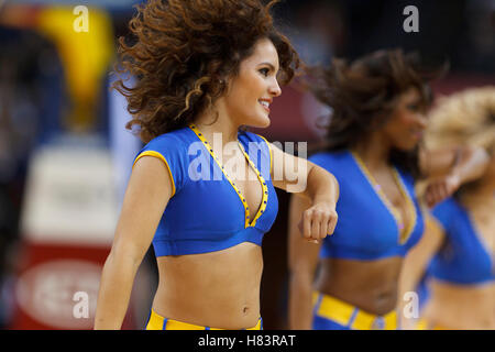 25 janvier 2012 ; Oakland, CA, États-Unis; les cheerleaders des Golden State Warriors jouent au troisième quart-temps contre les Trail Blazers de Portland à l'Oracle Arena. Golden State bat Portland 101-93. Banque D'Images