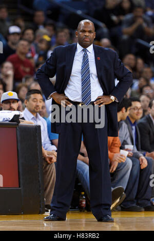 Jan 25, 2012 ; Oakland, CA, USA ; Portland Trail Blazers Head coach Nate McMillan à l'écart contre les Golden State Warriors au cours du troisième trimestre à l'Oracle Arena. Golden State a battu Portland 101-93. Banque D'Images