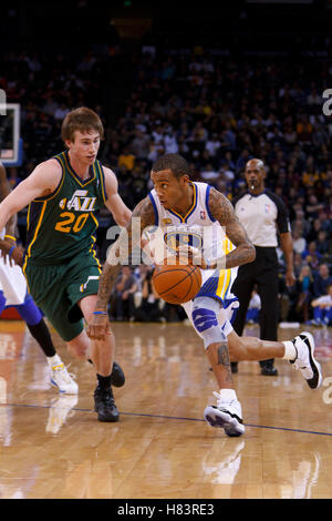 2 février 2012 ; Oakland, CALIFORNIE, États-Unis; Monta Ellis (8), garde de tir des Golden State Warriors, dribble devant Gordon Hayward (20), garde de tir de l'Utah Jazz, au cours du premier quart-temps à Oracle Arena. Banque D'Images