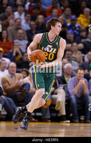 2 février 2012 ; Oakland, CALIFORNIE, États-Unis; Gordon Hayward (20 ans), le gardien de tir de l'Utah Jazz, dribble la balle contre les Golden State Warriors au deuxième quart-temps à Oracle Arena. Golden State bat l'Utah 119-101. Banque D'Images