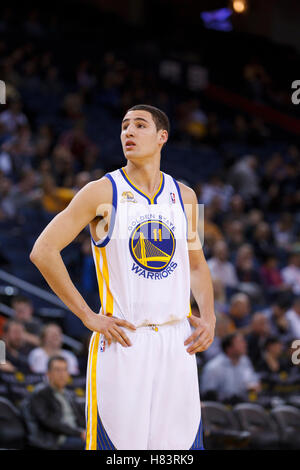 Feb 2, 2012 ; Oakland, CA, USA ; Golden State Warriors guard Klay Thompson (11) au cours d'un arrêt du jeu contre les Utah Jazz au cours du quatrième trimestre à l'Oracle Arena. Golden State a battu Utah 119-101. Banque D'Images