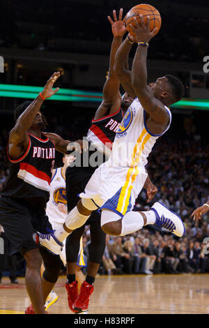 Feb 15, 2012 ; Oakland, CA, USA ; Golden State Warriors point guard Nate Robinson (2) contre les Portland Trail Blazers au cours du quatrième trimestre à l'Oracle Arena. Portland a battu Golden State 93-91. Banque D'Images