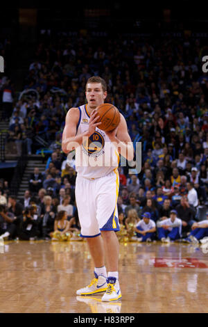 Feb 15, 2012 ; Oakland, CA, USA ; Golden State Warriors avant David Lee (10) tient la balle contre les Portland Trail Blazers au cours du troisième trimestre à l'Oracle Arena. Portland a battu Golden State 93-91. Banque D'Images