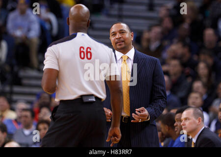 Feb 15, 2012 ; Oakland, CA, USA ; Golden State Warriors l'entraîneur-chef Mark Jackson soutient un appel à l'arbitre nba haywoode workman (66) au cours du troisième trimestre contre les Trail Blazers de Portland à l'oracle arena. portland défait golden state 93-91. Banque D'Images