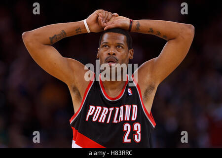 Feb 15, 2012 ; Oakland, CA, USA ; Portland Trail Blazers center Marcus Camby (23) au cours d'un arrêt du jeu contre les Golden State Warriors au cours du quatrième trimestre à l'Oracle Arena. Portland a battu Golden State 93-91. Banque D'Images