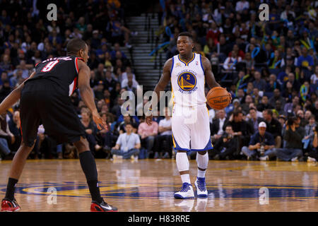 15 févr. 2012 ; Oakland, CA, États-Unis ; Le garde-pointe Golden State Warriors Nate Robinson (2) est défendue par Portland Trail Blazers, garde d'Elliot Williams (9) au cours du quatrième trimestre à Oracle Arena. Portland défait l'État d'or 93-91. Banque D'Images