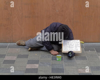 Sans-abri mendier dans la rue, Glasgow, Ecosse, Royaume-Uni. Banque D'Images