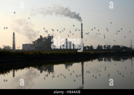 Événement de championnat du monde de la FAI, Championnat de Montgolfières de nombreux ballons dans le ciel. Banque D'Images