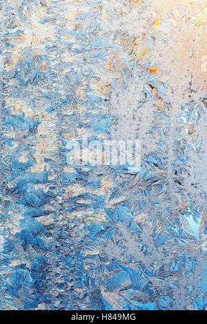 Frosty modèle et la lumière du soleil sur le verre d'hiver Banque D'Images