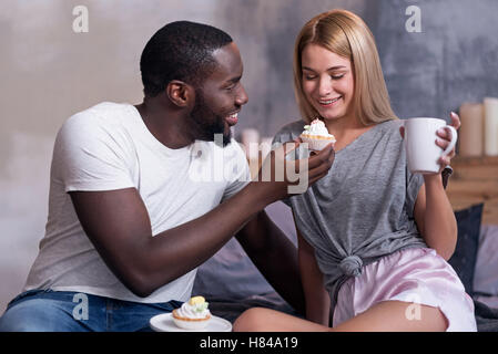 African American man nourrir sa petite amie avec cupcake Banque D'Images