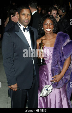 DENZEL WASHINGTON & PAULETTA 2002 VANITY FAIR OSCAR PARTY MORTON'S RESTAURANT BEVERLY HILLS LOS ANGELES USA 24 Mars 2002 Banque D'Images