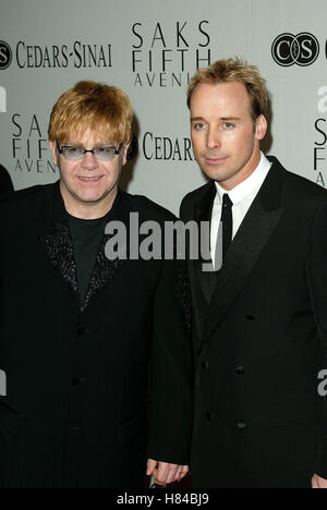 SIR ELTON JOHN ET DAVID FURNISH UNE SOIRÉE INOUBLIABLE Regent Beverly Wilshire Hotel LOS ANGELES USA 26 Mars 2002 Banque D'Images