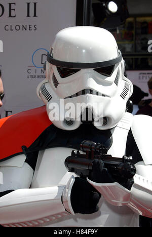 STORMTROOPER STAR WARS l'ATTAQUE DES CLONES GRUMANN'S CHINESE THEATRE HOLLYWOOD LOS ANGELES USA 12 mai 2002 Banque D'Images