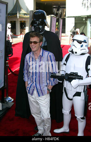 EWAN MCGREGOR & Darth Vader STAR WARS l'ATTAQUE DES CLONES GRUMANN'S CHINESE THEATRE HOLLYWOOD LOS ANGELES USA 12 mai 2002 Banque D'Images