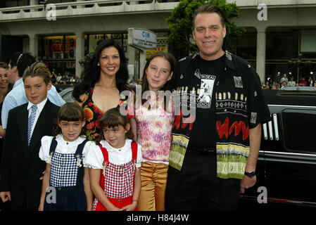 RAJA GOSNELL & FAMILLE SCOOBY-DOO PREMIER FILM MONDE GRUAMAN'S CHINESE THEATRE HOLLYWOOD LOS ANGELES USA 08 Juin 2002 Banque D'Images