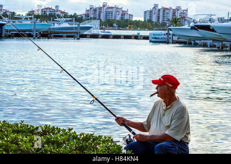 Miami Beach Florida, Biscayne Bay, homme hispanique hommes, cigare fumeur, pêche, FL160925123 Banque D'Images