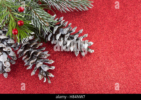 Pommes de Pin et sapin sur fond pétillant. Décoration de Noël Banque D'Images