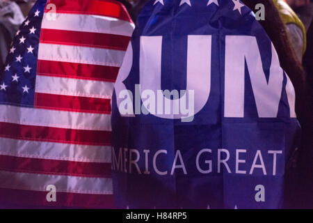 Washington DC, USA. 9 novembre, 2016. Personnes se sont rassemblées devant la Maison Blanche pour célébrer le prochain président des Etats-Unis Crédit : Dimitrios Manis/ZUMA/Alamy Fil Live News Banque D'Images