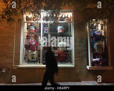 Washington, DC, USA. Nov 8, 2016. Un homme passe devant un magasin de vente de souvenirs de l'élection présidentielle à Washington, DC, États-Unis, 8 novembre 2016. © Liu Yang/Xinhua/Alamy Live News Banque D'Images