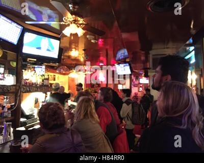 Washington, DC, USA. Nov 8, 2016. Les gens regardent diffusion en direct des processus de dépouillement du scrutin de l'élection présidentielle lors d'un bar à Washington, DC, États-Unis, 8 novembre 2016. © Liu Yang/Xinhua/Alamy Live News Banque D'Images