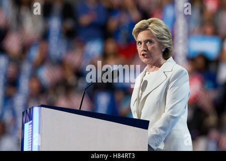 New York, Pennsylvanie, USA. Nov 9, 2016. Photo prise le 28 juillet 2016 aux États-Unis montre candidat à la présidence démocrate Hillary Clinton parle le dernier jour de la Convention Nationale Démocratique des États-Unis 2016 à la Wells Fargo Center, Philadelphie, Pennsylvanie, aux États-Unis. Donald Trump a remporté l'élection présidentielle américaine, Hillary Clinton, a reconnu sa défaite le 9 novembre 2016. © Muzi Li/Xinhua/Alamy Live News Banque D'Images