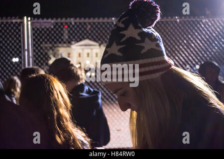 Washington, District de Columbia, Etats-Unis. Nov 8, 2016. Les gens se rassemblent devant la Maison Blanche à attendre la news de qui sera le prochain président des États-Unis. © Dimitrios Manis/ZUMA/Alamy Fil Live News Banque D'Images